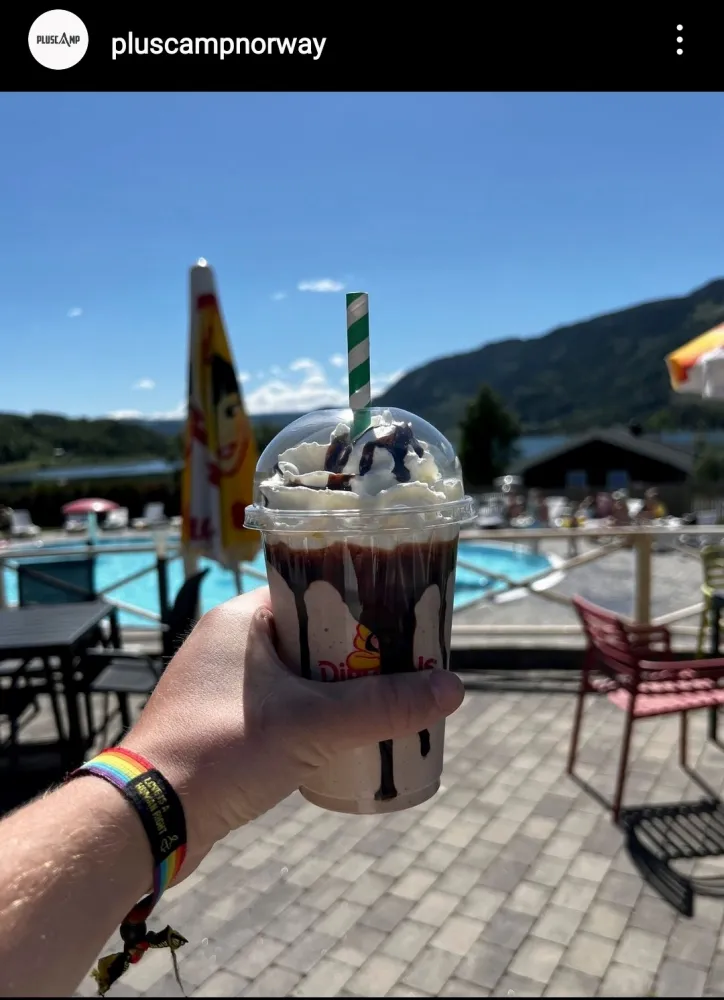 Milkshake ved bassenget på Mageli