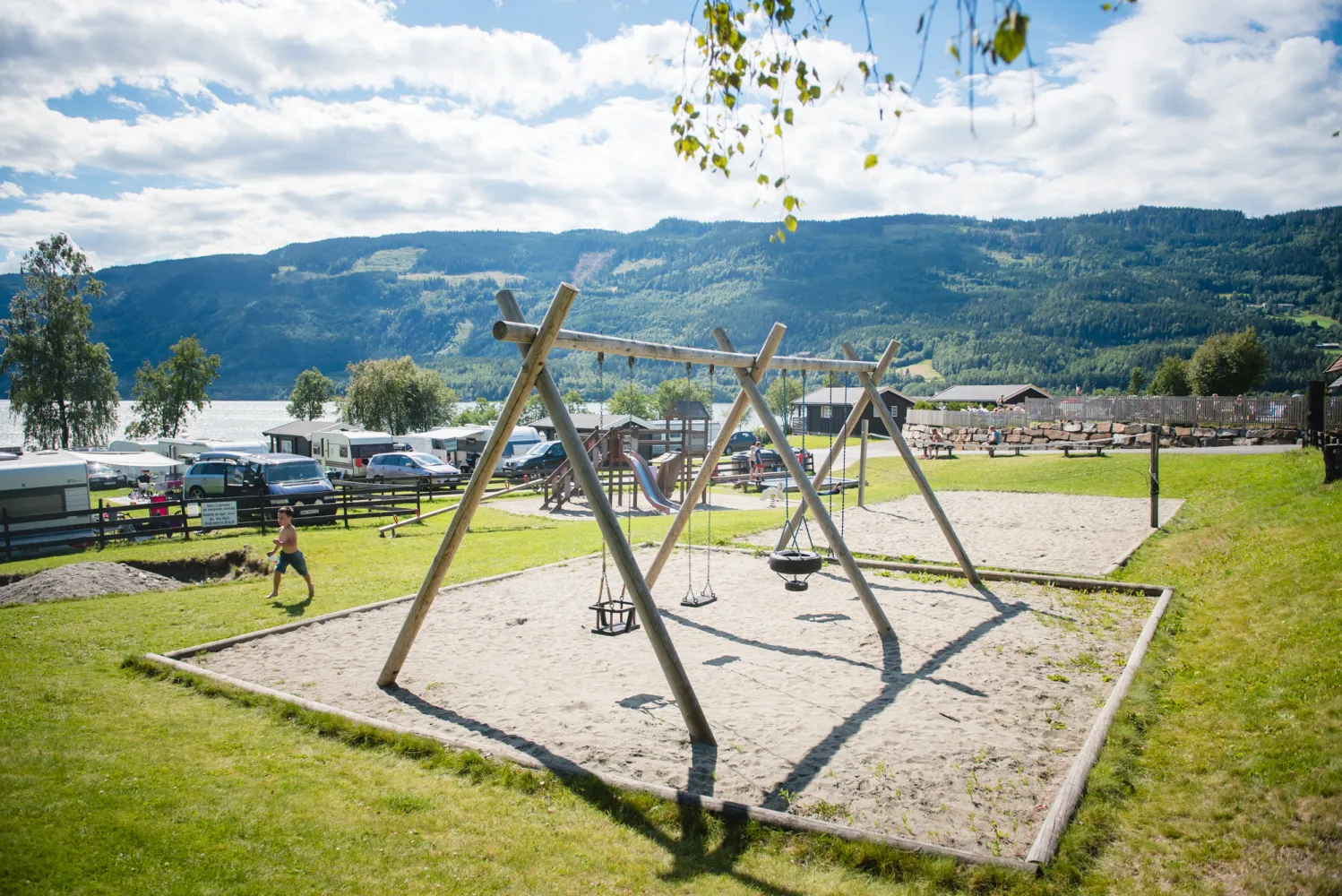 Lekeplassen på Mageli Camping har mange ulike lekeapparater