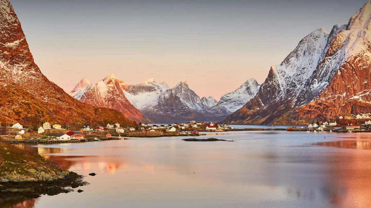 Hovedbilde - til generell bruk - fjell- snø - vann - solnedgang 