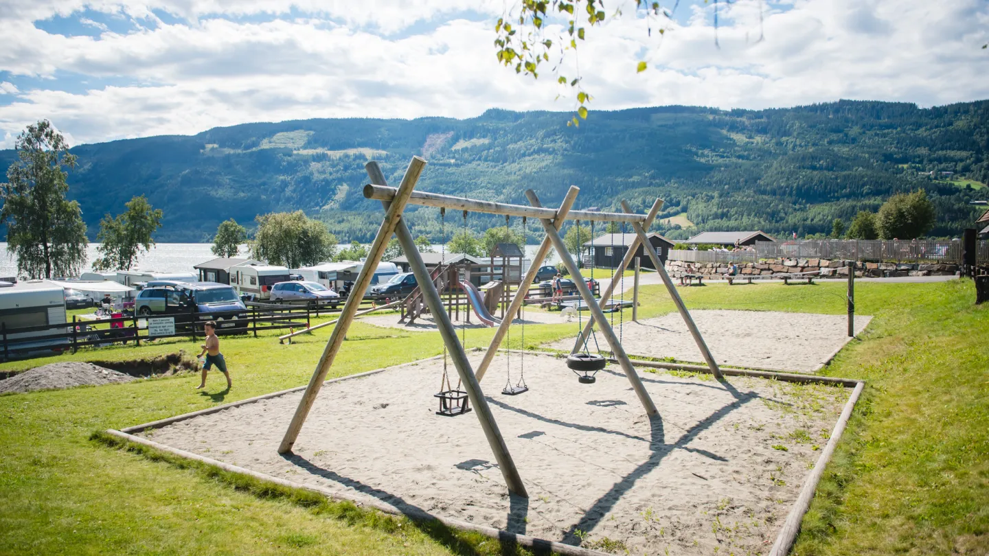 Lekeplassen på Mageli Camping har mange ulike lekeapparater